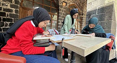 Cumhuriyet'in 100. yılında yüz öğrenci ve yüz resim çalışması