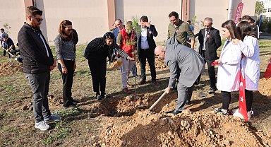 Cumhuriyetin 100. yılı için fidanlar toprakla buluştu