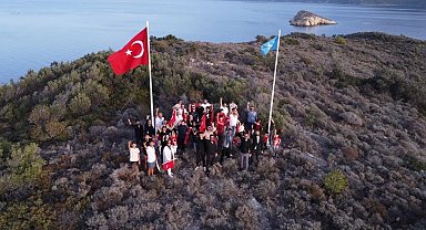 Datça Ülkü Ocakları Murdala Adası'nda Türk Bayrağı'nı dalgalandırdı