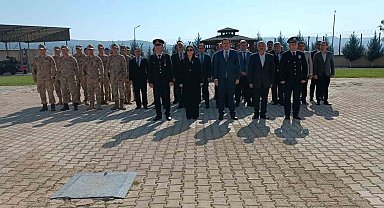 Dicle'de 29 Ekim Cumhuriyet Bayramı kutlamaları çelenk sunma töreniyle başladı
