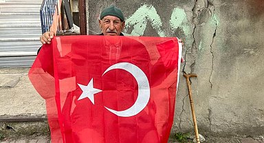 Dilovası'nda 16 bin haneye Tük bayrağı dağıtıldı