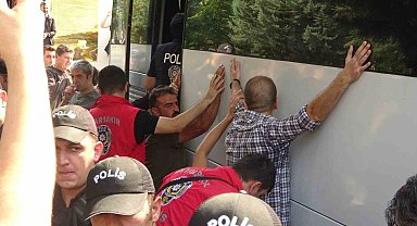 Diyarbakır'da izinsiz yürüyüşte gözaltına alınan 104 kişiden 103'ü serbest bırakıldı