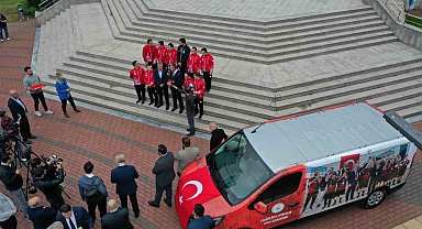 Down Sendromlu Özel Futsal Milli Takımı'na hizmet aracı hediyesi