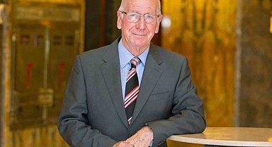 Efsane İngiliz futbolcu Sir Bobby Charlton hayatını kaybetti