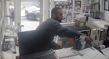 Fatih'te medikal mağazası çalışanını oyalayarak sadaka kutusunu böyle çaldı