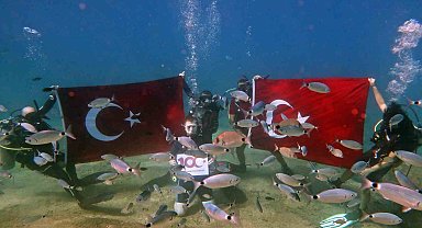 Fethiye'de Cumhuriyet'in 100. yılı deniz dibinde kutlandı