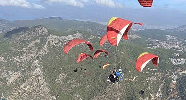Fethiye'de üiversite öğrencileri Tür Bayrakları ile uçuş yaptı