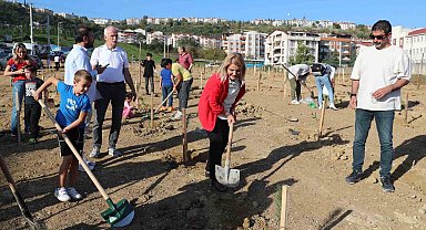 Fidanlar şehitler için toprakla buluşturuldu