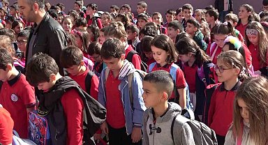 Filistinli çocuklar için İstanbul'daki çocuklardan saygı duruşu