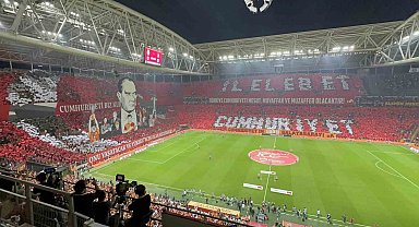 Galatasaray taraftarından Cumhuriyet'in 100. yılına özel koreografi
