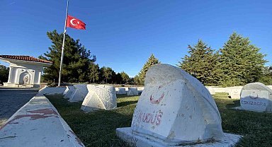 Gelibolu Yarımadası ve şehitliklerdeki bayraklar yarıya indirildi