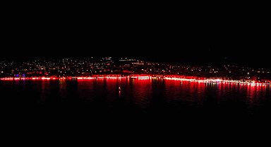 Gemlik'te binlerce meşale Cumhuriyet için yakıldı
