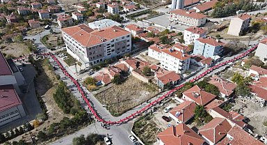 Haymanalılar 100. yılda 4 bin 447 metrelik bayrakla rekora yürüdü