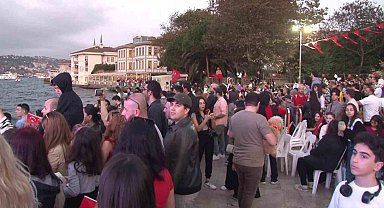İstanbul Boğazı'nda Cumhuriyet'in 100. yılı coşkuyla kutlandı