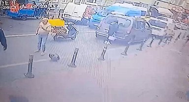 İstanbul'da meydan dayağı kamerada: Bıçak çekince kızının yanında dayak yedi