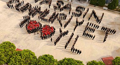 İzmir'de 576 öğrenciden "Yaşasın Cumhuriyet" koreografisi