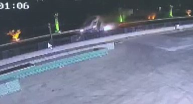 İzmir'de işçi servisleri ile otomobilin karıştığı kaza kamerada: 6 yaralı