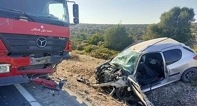 İzmir'de kamyonla çarpışan otomobil hurdaya döndü: 2 ağır yaralı