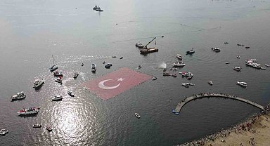 İzmit Körfezi'nde 1923 metrekarelik bayrak açıldı