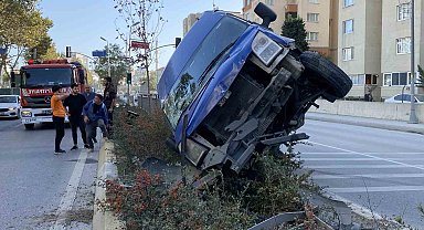 Kadının yola atlaması üzerine sola kırınca bariyerlere çarptı: 1 yaralı