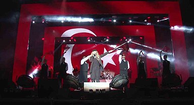 Kartallılar Hadise konseri ile Cumhuriyet şöleni yaşadı