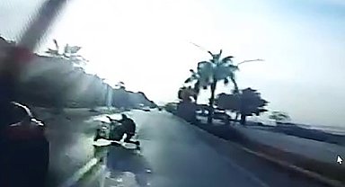 Kontrolden çıkıp halk otobüsünün altında kalan motosiklet sürücüsü hayatını kaybetti