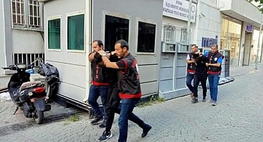 Kur'an-ı Kerim yakanlardan biri kazada öldü, diğeri 10 ay hapis aldı