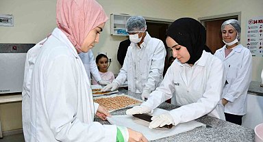 Meslek liseliler yemek artıklarını kedi ve köpek mamasına dönüştürüyor
