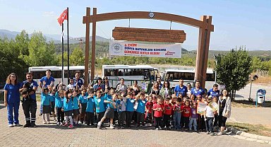 Öğrenciler Geçici Hayvan Bakımevi'ni gezdi