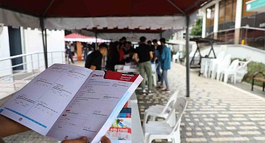 Öğrenciler Ucuz Kitap Fuarı'nda kitaplarla buluştu