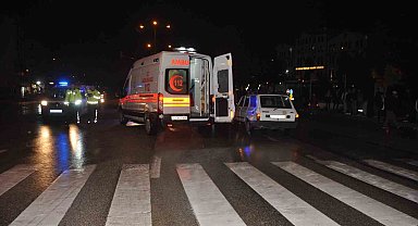 Otomobil yayalara çarptı: 2 yaralı