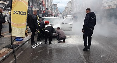 Park halinde otomobil yandı