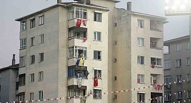 Pendik'te Fenerbahçe taraftarları balkonlarından maçı takip etti