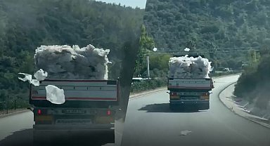 Plastik malzeme taşıyan tır trafiği tehlikeye düşürdü