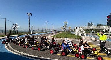 Polisten öğrencilere trafik güvenliği eğitimi