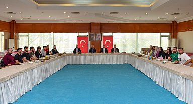 Rektör yardımcıları Filistinli öğrencilerle yemekte buluştu