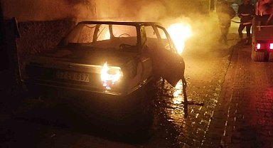 Şanlıurfa'da otomobil alev alev yandı