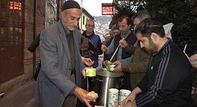 Şehitler için dua okuyup çorba dağıttılar