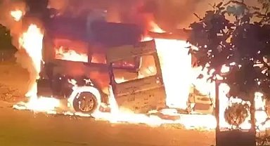 Servis minibüsü alev topuna döndü, 2 araç kullanılamaz hale geldi
