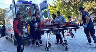 Seyir halindeki traktörün römorkundan düşüp hastanelik oldu