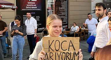 Taksim'de İlginç Olay: Belaruslu Genç Kadın “Koca Arıyorum” Dövizi Açtı
