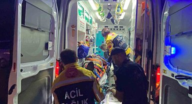 TEM'de bariyerlere çarpan otomobil hurdaya döndü: 3 yaralı