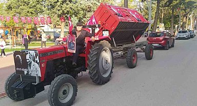Traktörüyle Cumhuriyet kutlamalarına damga vurdu