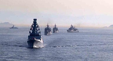 Türk donanmasının İstanbul Boğazı'ndan geçişi töreni başladı