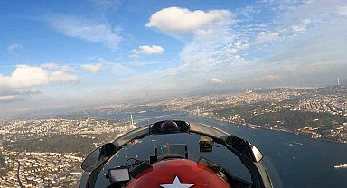 Türk Yıldızları'nın havadaki 100. yıla özel gösterisi kokpitten görüntülendi