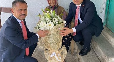 Vali Aktaş'tan Cumhuriyetle yaşıt Hanife teyzeye ziyaret