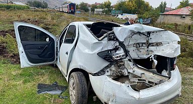 Yolcu treni otomobile çarptı