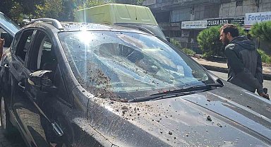 Zeytinburnu'nda istinat duvarı çöktü: 4 araç hasar gördü