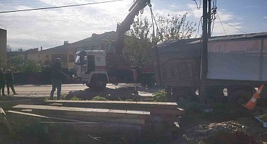 25 tonluk tır kanala düştü