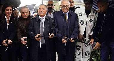 Ahmet Nur Çebi: "Amblemimizi simgeleyen heykelimiz, camiamıza hayırlı uğurlu olsun"